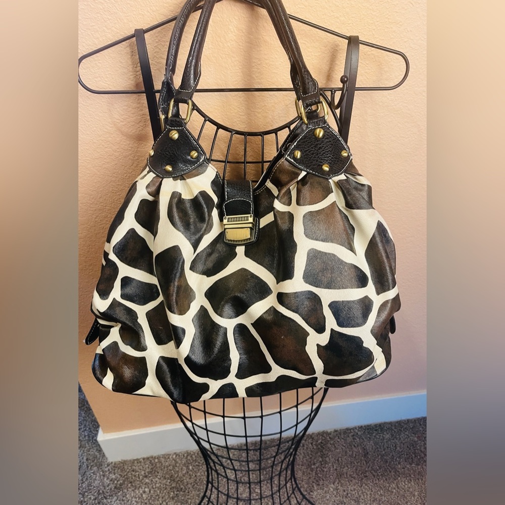 leather giraffe blk/wht Bag 11”x17”Zippocket OutSd TopBronze Lock.3pocket inside